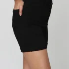 0526 73 Zwarte denim short